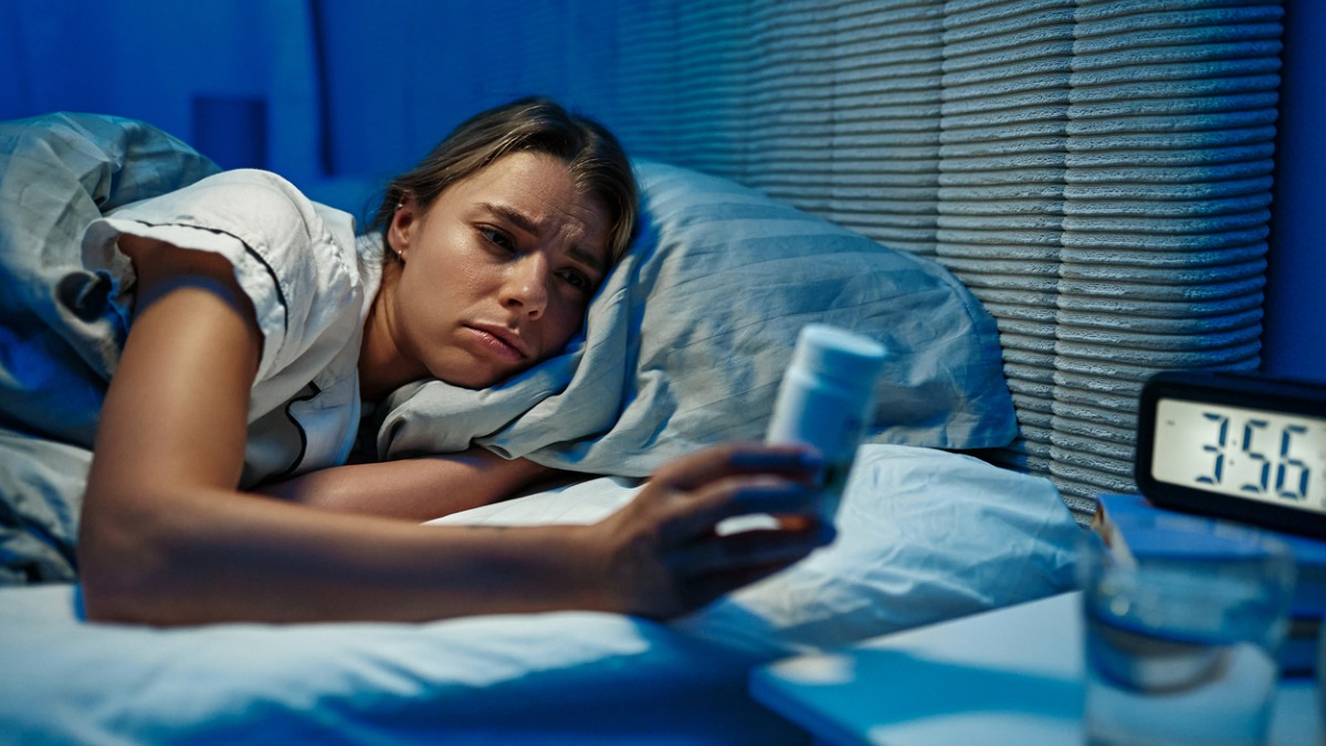 Femme qui prend des somnifères parce qu'elle souffre d'insomnies